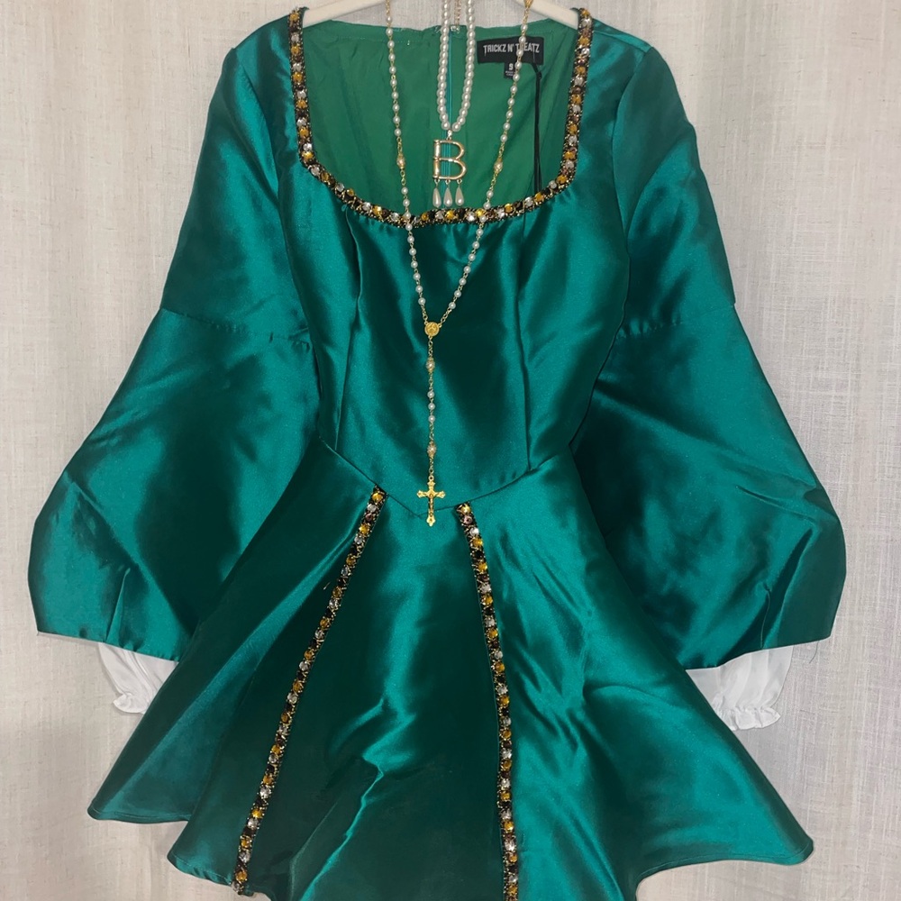 Dolls Kill Trick N Treatz “Tudor Queen” Anne Boleyn Halloween costume